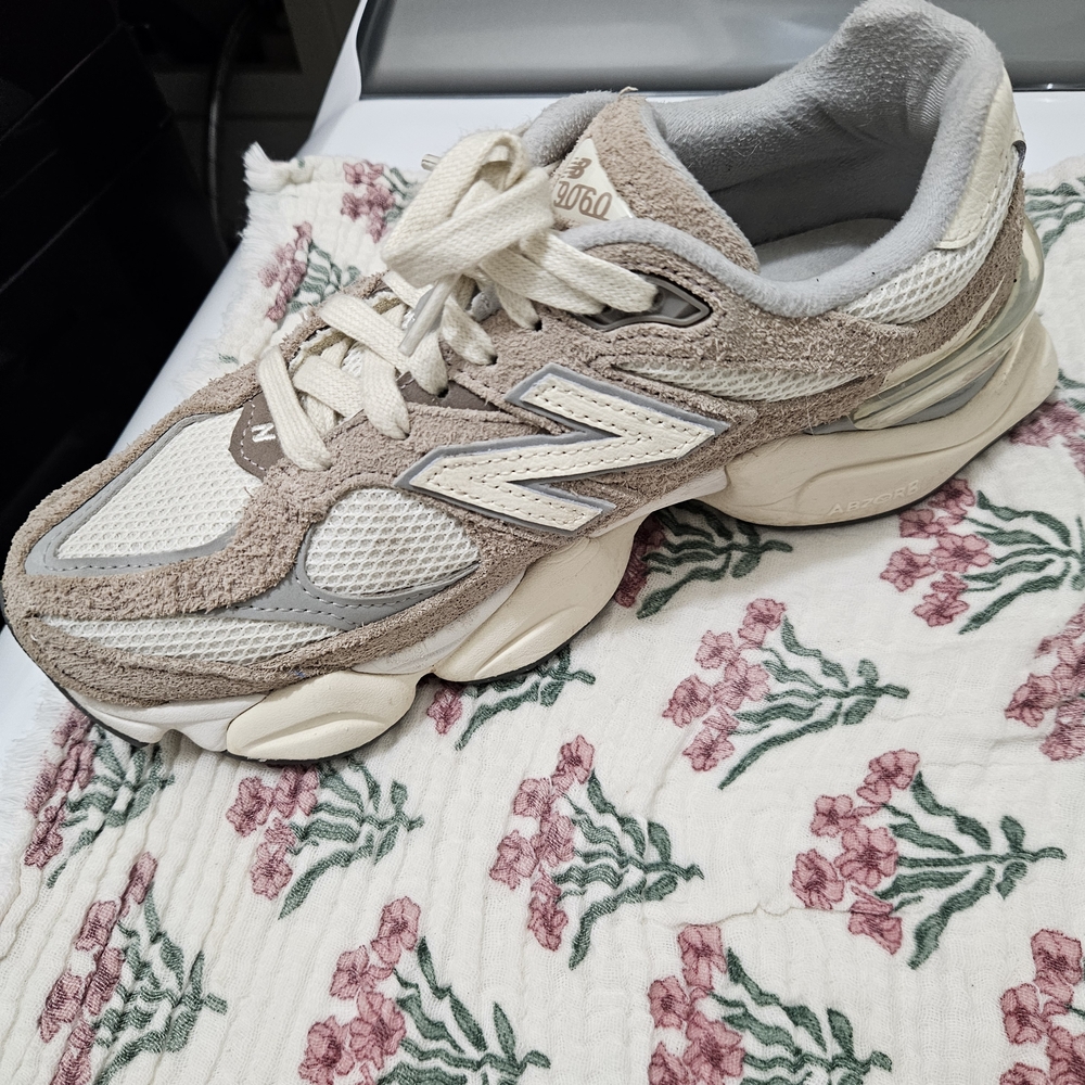 New Balance 9060 - Picture 3 of 8